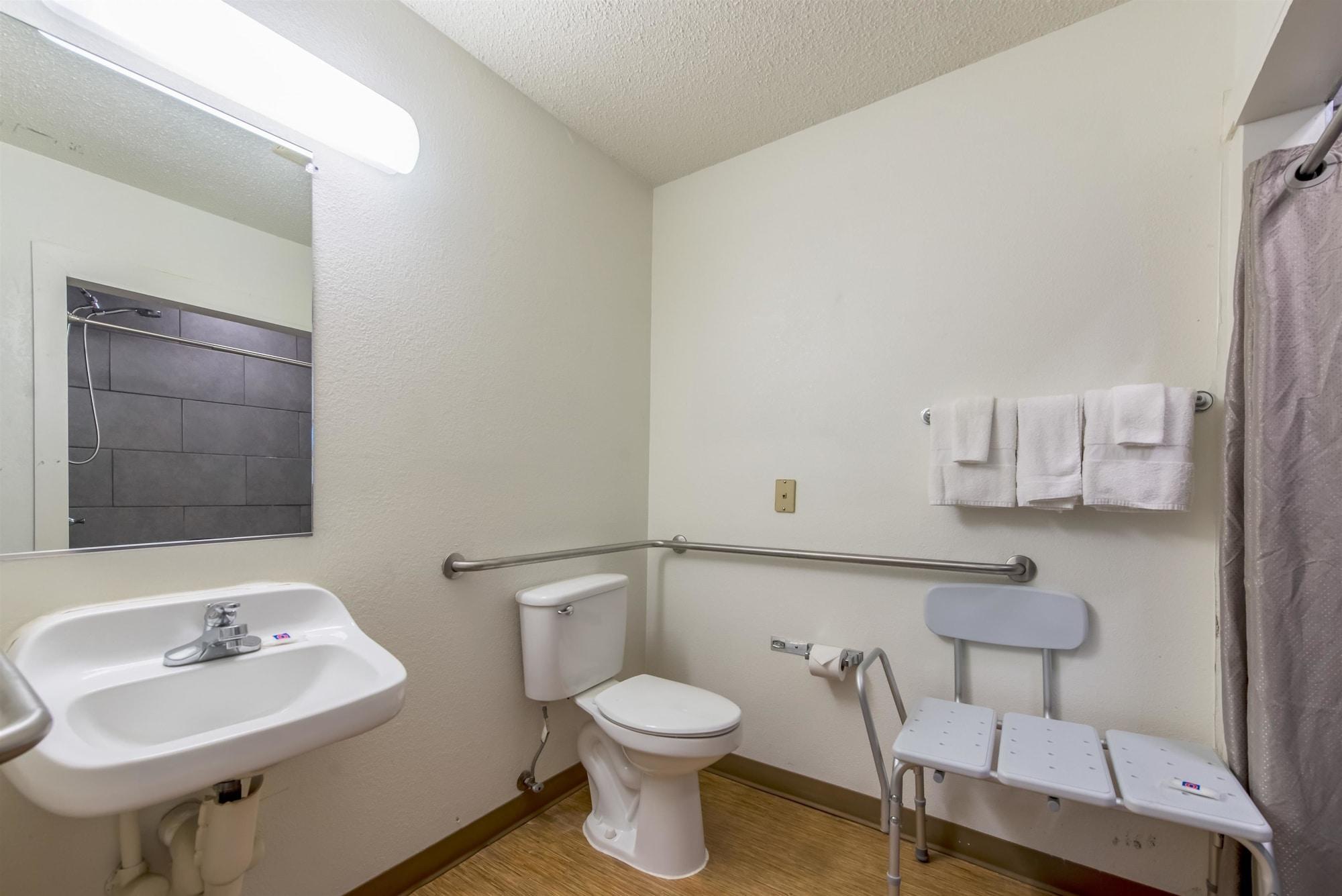 Motel 6 Indianapolis Carmel Exterior photo