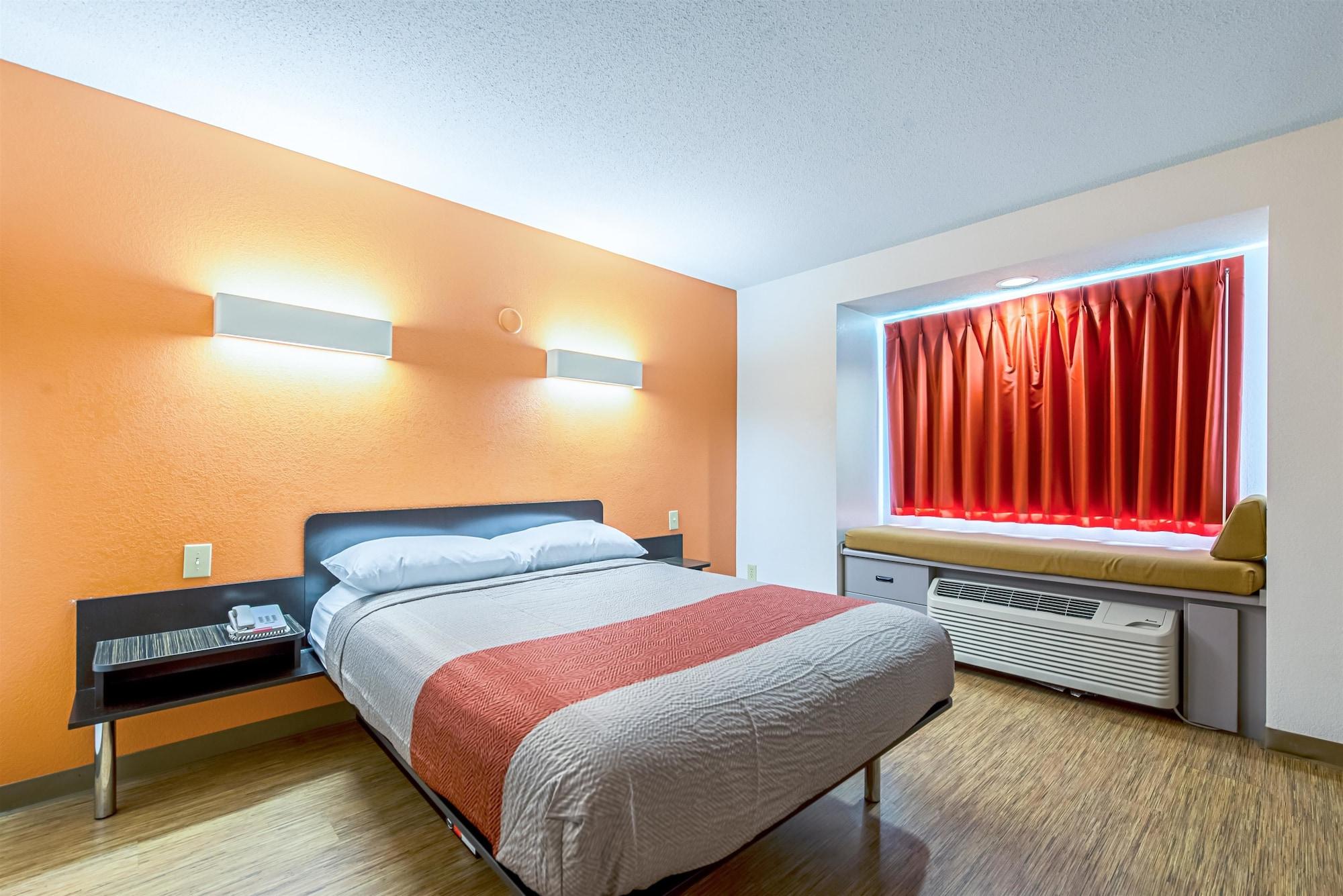 Motel 6 Indianapolis Carmel Exterior photo