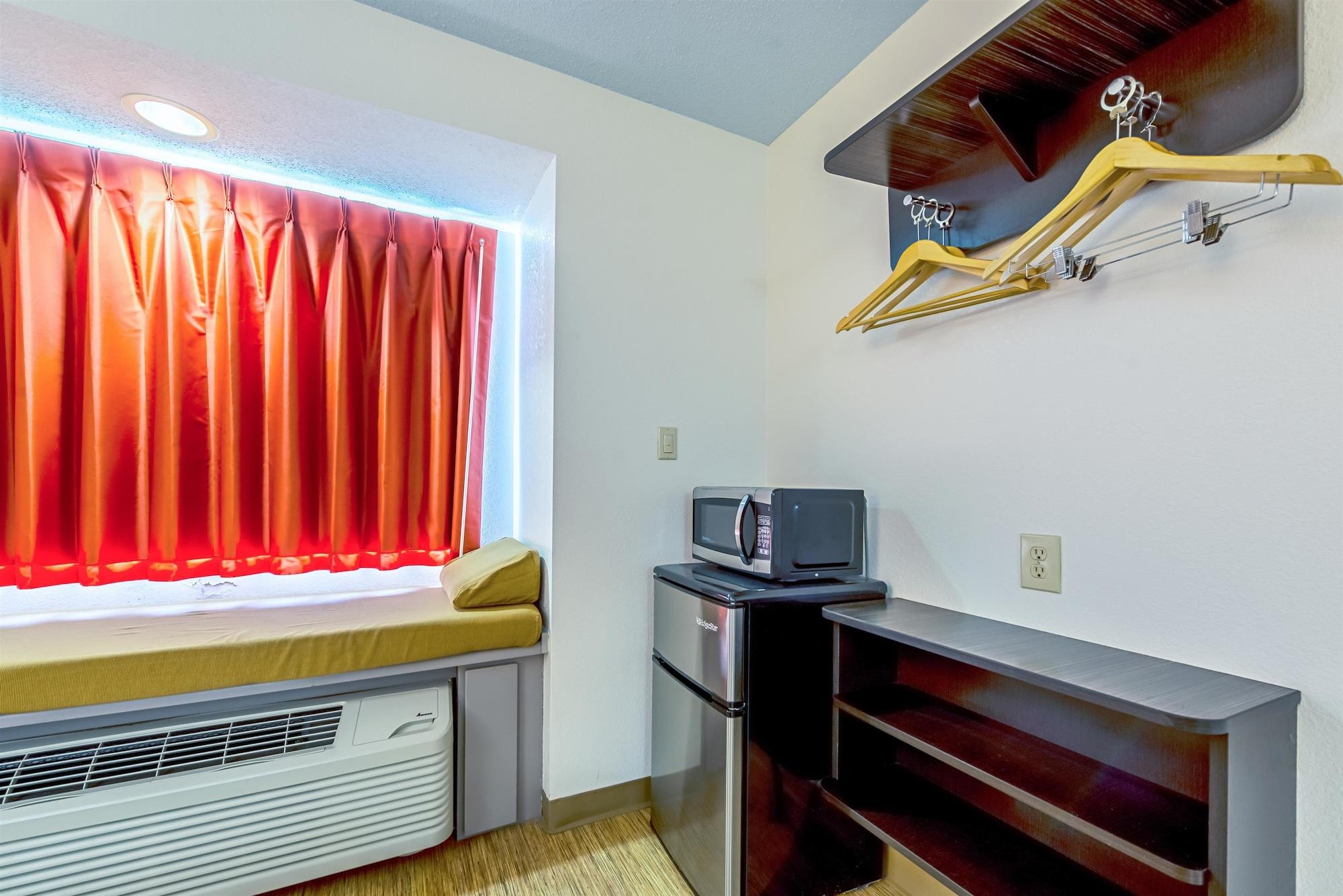 Motel 6 Indianapolis Carmel Exterior photo