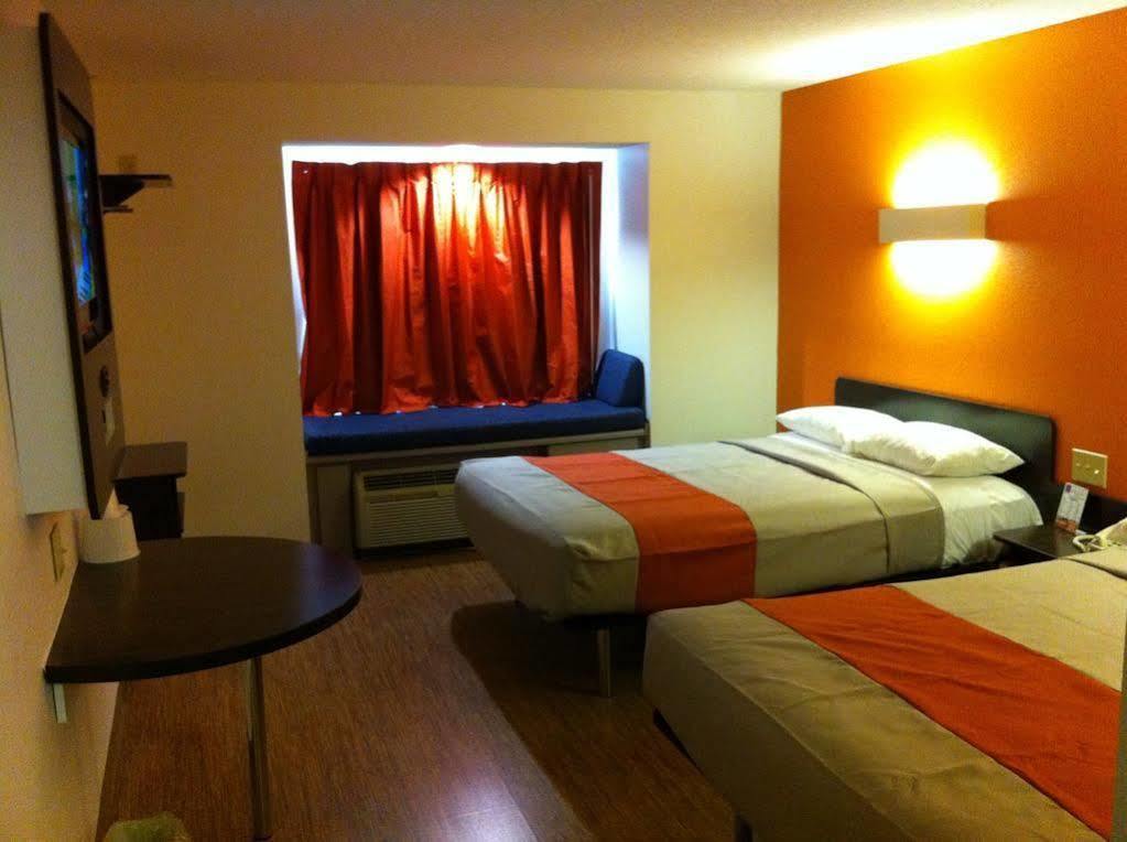 Motel 6 Indianapolis Carmel Exterior photo