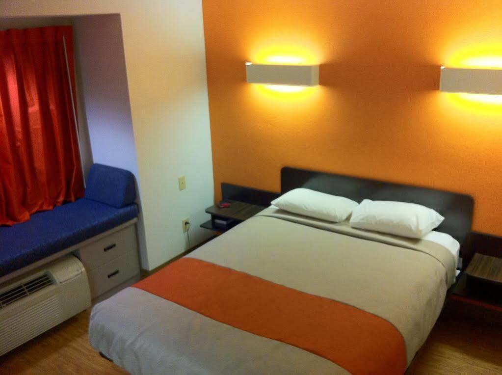 Motel 6 Indianapolis Carmel Exterior photo